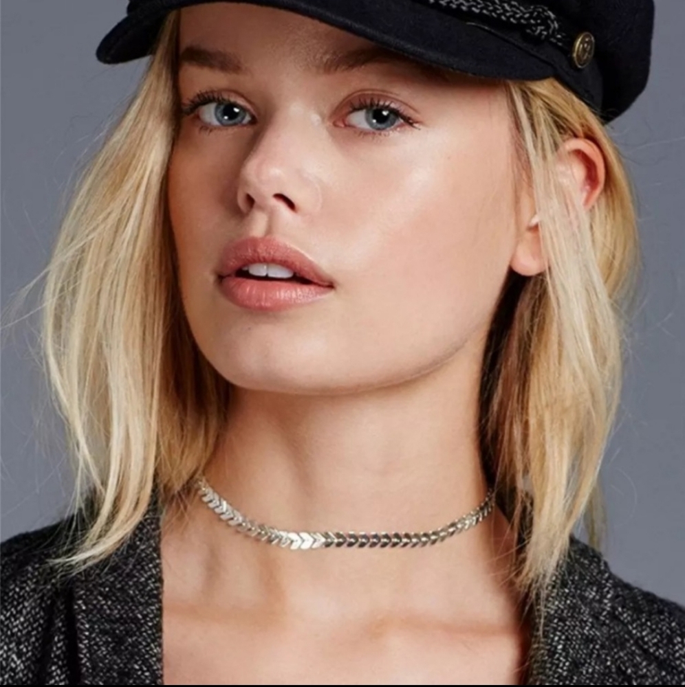 Delicate & dainty v shape chevron choker necklace